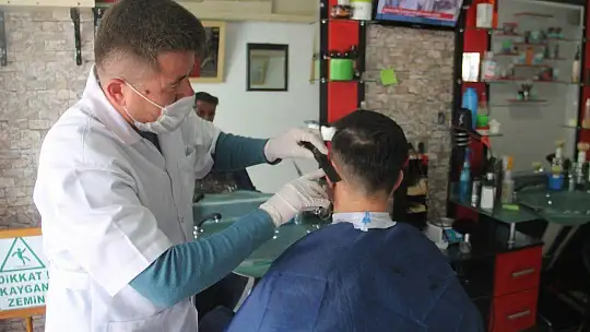 Berber ve kuaförler açıldı