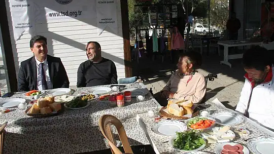 Elleri Olmayan Kader'in Yaptığı Börekler, Konuklara İkram Edildi