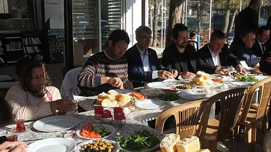 Elleri Olmayan Kader'in Yaptığı Börekler, Konuklara İkram Edildi