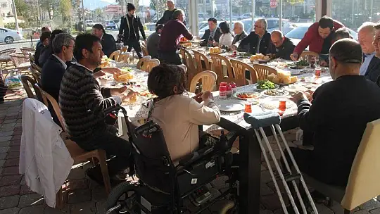 Elleri Olmayan Kader'in Yaptığı Börekler, Konuklara İkram Edildi