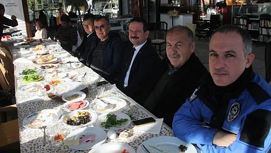 Elleri Olmayan Kader'in Yaptığı Börekler, Konuklara İkram Edildi