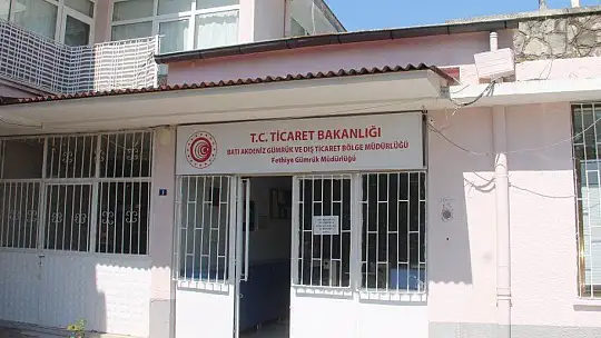 UZUNER'İN MASASI ÇİÇEKLERLE DONATILDI 