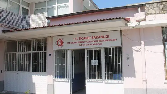 UZUNER'İN MASASI ÇİÇEKLERLE DONATILDI 