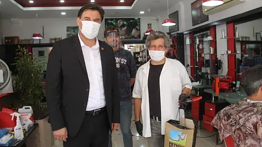 Berber ve Kuaförlere Ücretsiz Dezenfektan, Eldiven ve Maske Dağıtımı Yapıldı