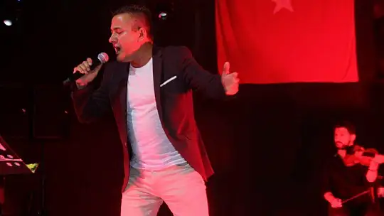 DEMOKRASİ NÖBETİ SABAHA KADAR SÜRDÜ