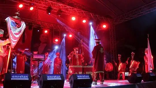 DEMOKRASİ NÖBETİ SABAHA KADAR SÜRDÜ