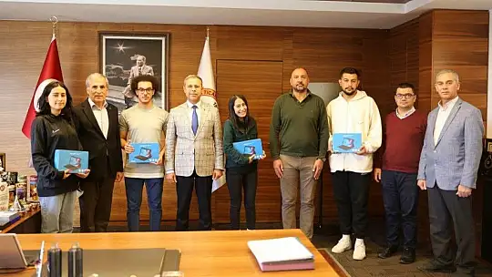 Aşı kampanyasında tabletler sahiplerine teslim edildi