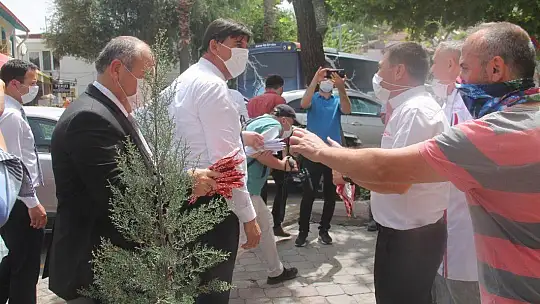 Başkanlardan Fethiye esnaflarına Türk Bayrağı