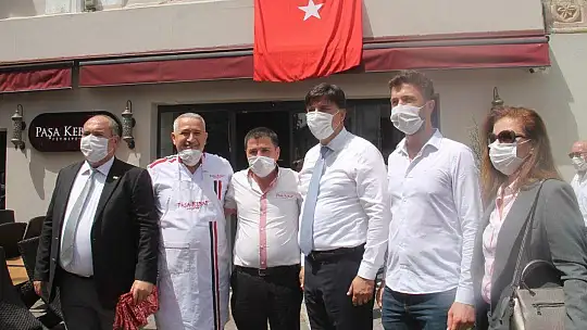 Başkanlardan Fethiye esnaflarına Türk Bayrağı