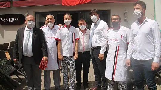 Başkanlardan Fethiye esnaflarına Türk Bayrağı