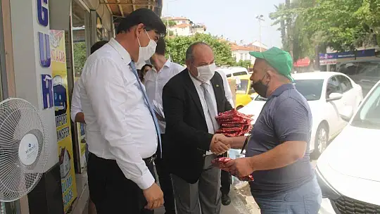 Başkanlardan Fethiye esnaflarına Türk Bayrağı