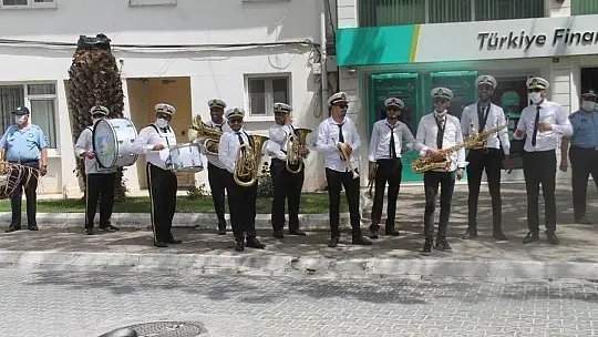Başkanlardan Fethiye esnaflarına Türk Bayrağı