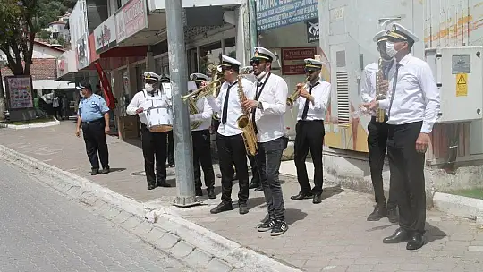 Başkanlardan Fethiye esnaflarına Türk Bayrağı