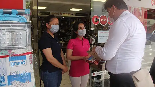 Başkanlardan Fethiye esnaflarına Türk Bayrağı