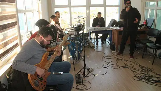 Manço ve Karaca şarkıları ile anılacak