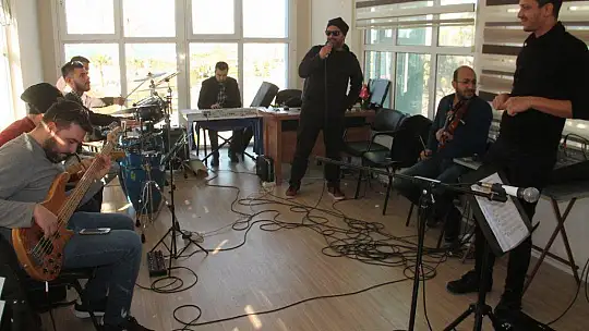 Manço ve Karaca şarkıları ile anılacak