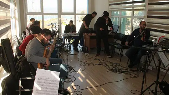 Manço ve Karaca şarkıları ile anılacak