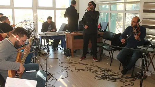 Manço ve Karaca şarkıları ile anılacak