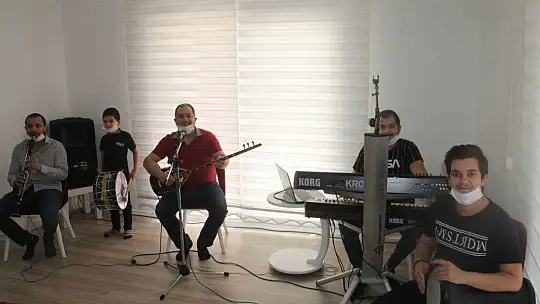 Korona Çiftetellisi Dinleyenleri Coşturuyor