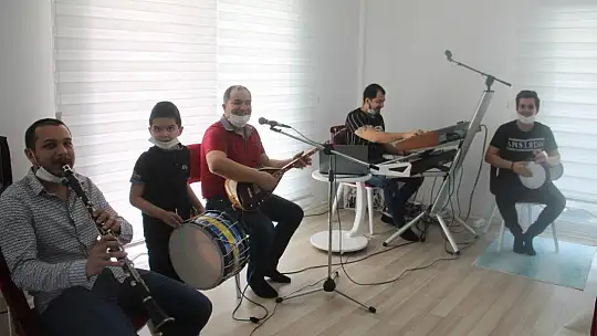 Korona Çiftetellisi Dinleyenleri Coşturuyor