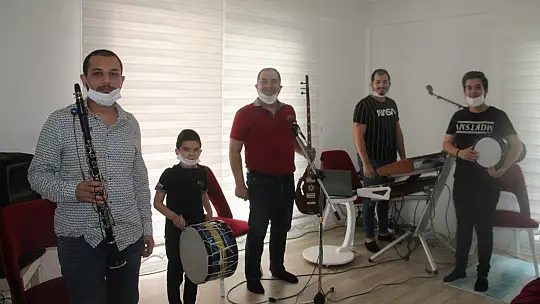 Korona Çiftetellisi Dinleyenleri Coşturuyor