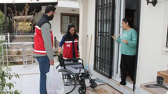 ASDEP'TEN DEPREMZEDE AİLEYE TEKERLEKLİ SANDALYE YARDIMI