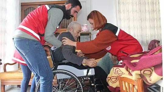 ASDEP'TEN DEPREMZEDE AİLEYE TEKERLEKLİ SANDALYE YARDIMI