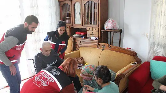 ASDEP'TEN DEPREMZEDE AİLEYE TEKERLEKLİ SANDALYE YARDIMI