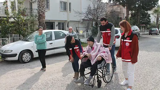 ASDEP'TEN DEPREMZEDE AİLEYE TEKERLEKLİ SANDALYE YARDIMI