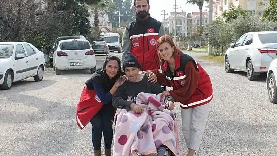 ASDEP'TEN DEPREMZEDE AİLEYE TEKERLEKLİ SANDALYE YARDIMI