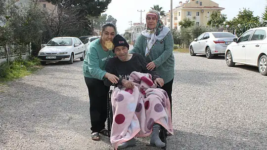 ASDEP'TEN DEPREMZEDE AİLEYE TEKERLEKLİ SANDALYE YARDIMI