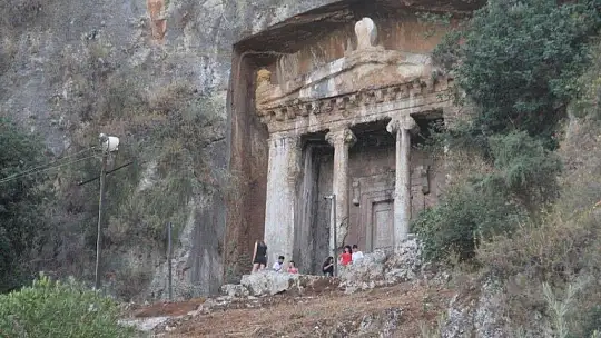 Aminthas Kral Mezarlarına turist ilgisi