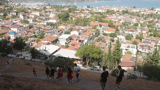 Aminthas Kral Mezarlarına turist ilgisi