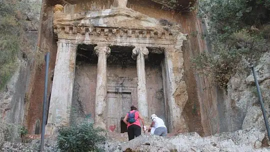 Aminthas Kral Mezarlarına turist ilgisi