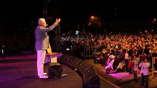 Fethiye'deki Cumhuriyet Konserinde Onur Akın Rüzgarı
