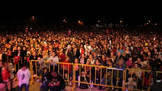 Fethiye'deki Cumhuriyet Konserinde Onur Akın Rüzgarı
