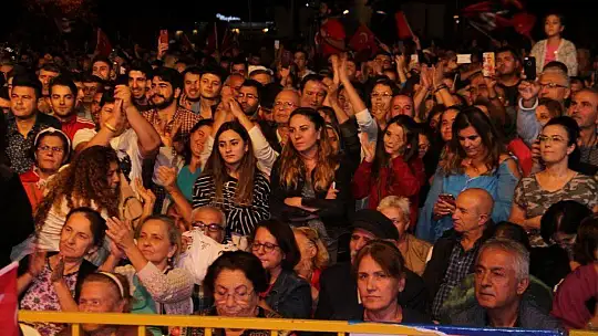 Fethiye'deki Cumhuriyet Konserinde Onur Akın Rüzgarı