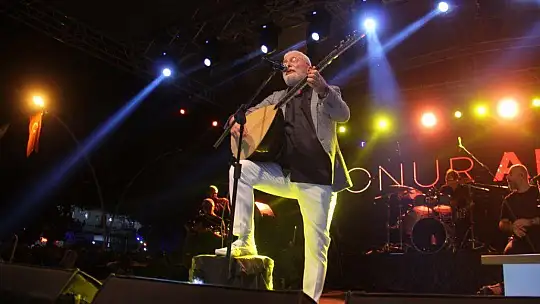 Fethiye'deki Cumhuriyet Konserinde Onur Akın Rüzgarı