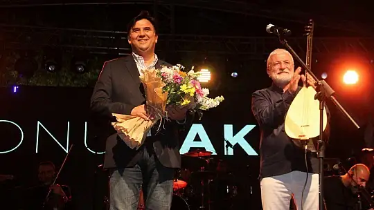 Fethiye'deki Cumhuriyet Konserinde Onur Akın Rüzgarı