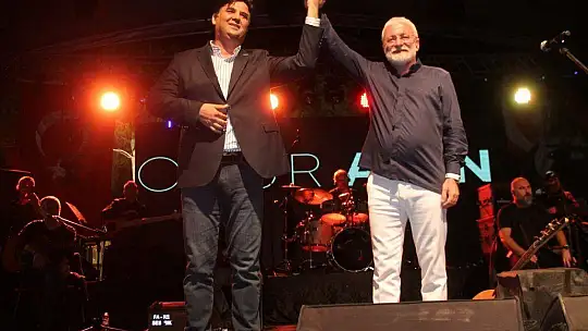 Fethiye'deki Cumhuriyet Konserinde Onur Akın Rüzgarı