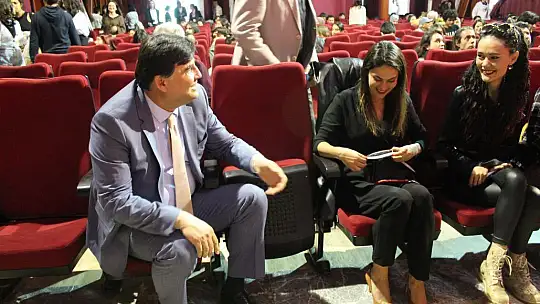 'YARINDA YAŞAMAK' KONFERANSI YAPILDI 