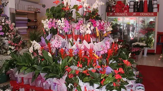 Çiçekçiler yoğun mesai yapıyor