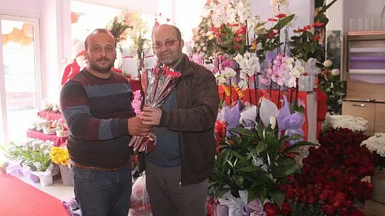 Çiçekçiler yoğun mesai yapıyor