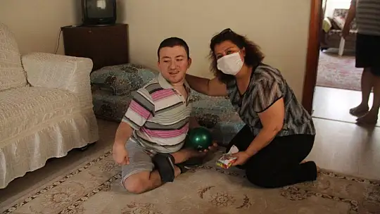 Çocukları ve Yaşlıları Tek Tek Ziyaret Etti 