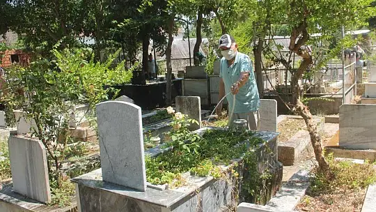Arife günü mezarlıklar ziyaret edildi