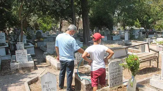 Arife günü mezarlıklar ziyaret edildi