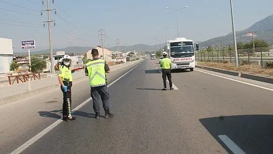 EMNİYET VE JANDARMADAN ŞEKERLİ KOLONYALI BAYRAM KUTLAMASI