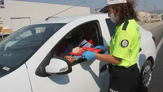 EMNİYET VE JANDARMADAN ŞEKERLİ KOLONYALI BAYRAM KUTLAMASI