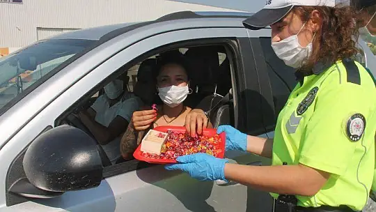 EMNİYET VE JANDARMADAN ŞEKERLİ KOLONYALI BAYRAM KUTLAMASI