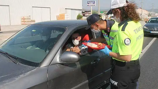 EMNİYET VE JANDARMADAN ŞEKERLİ KOLONYALI BAYRAM KUTLAMASI